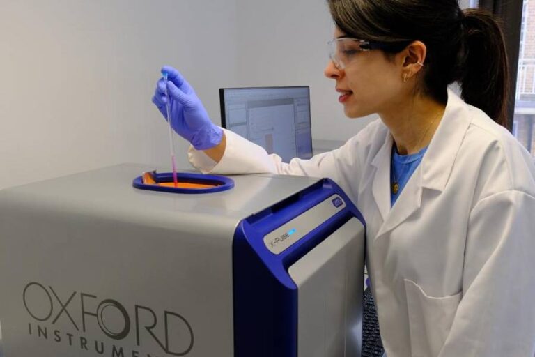 Técnica RMN Banner - Paralab distribuye equipo de RMN en España.