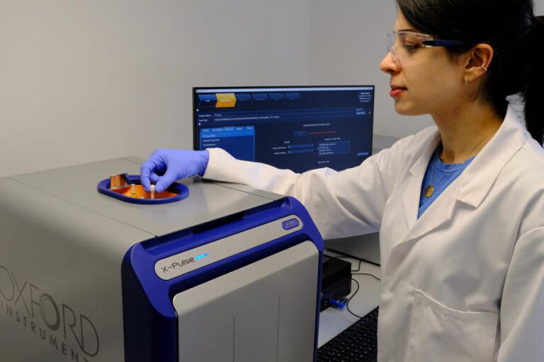 Técnica Espectrometría Banner - Paralab distribuye equipo de Spectrometry en España.