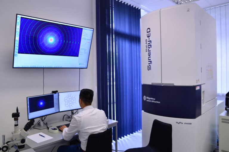 Técnica SC XRD Difracción de Rayos X Monocrystal Banner - Paralab distribuye equipo de Single crystal X-ray diffraction en España.