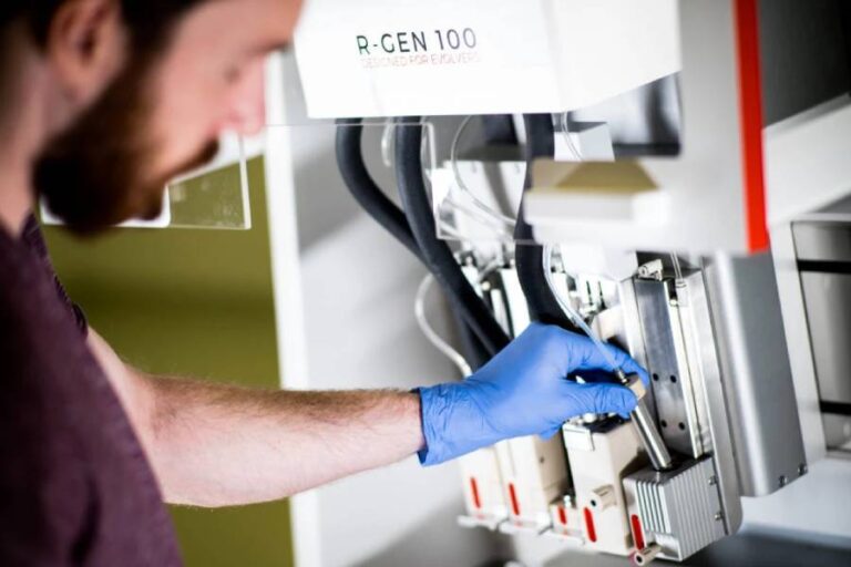 Hombre usando la biompresora 3D RegenHU R-Gen 100